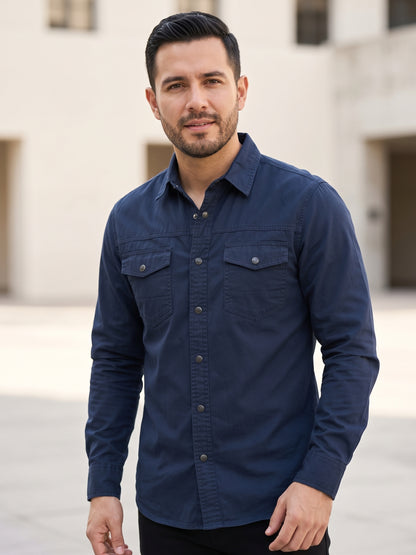 Camisa slim fit azul marino - modelo lifestyle