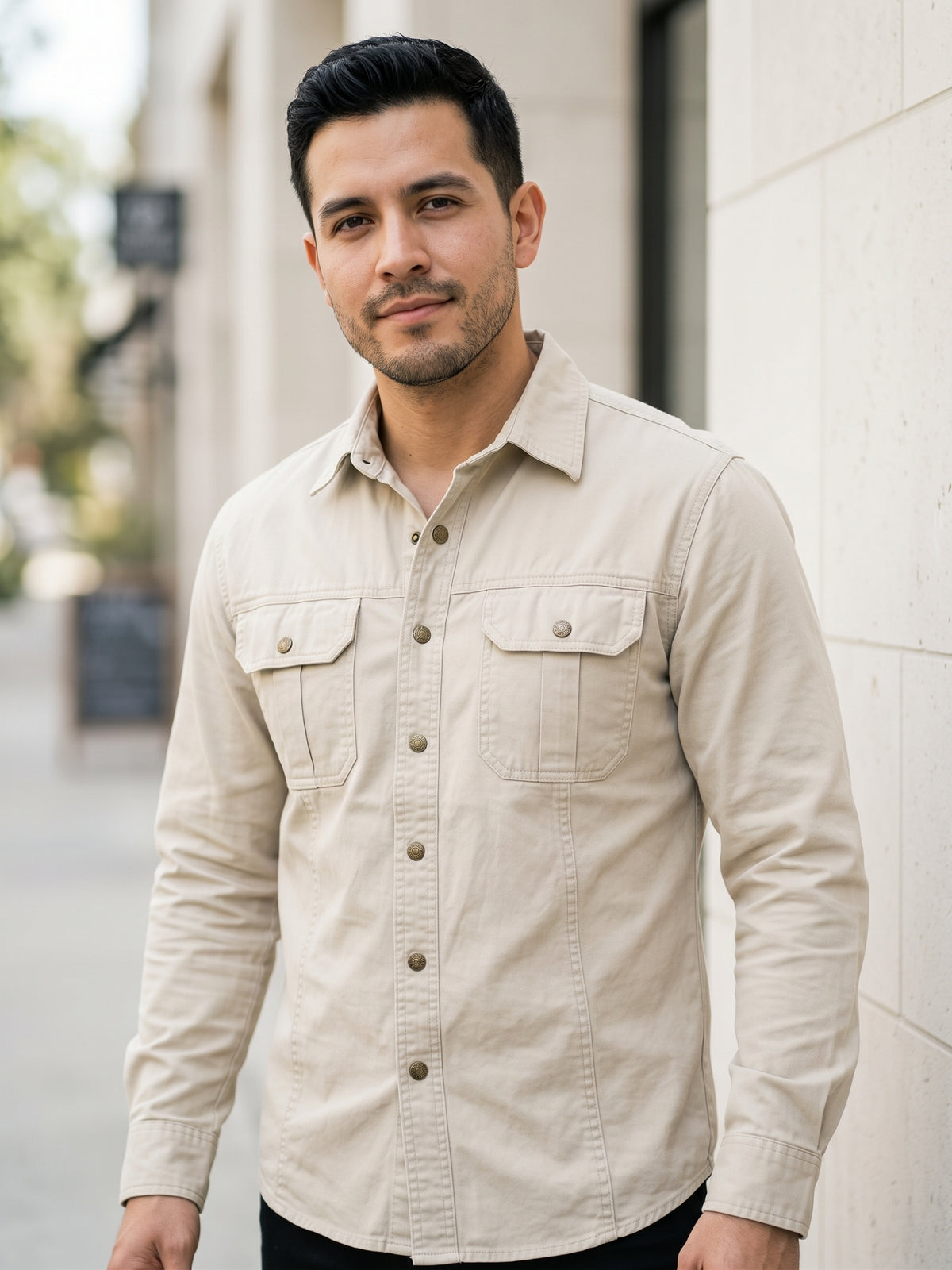 Camisa slim fit beige - modelo lifestyle