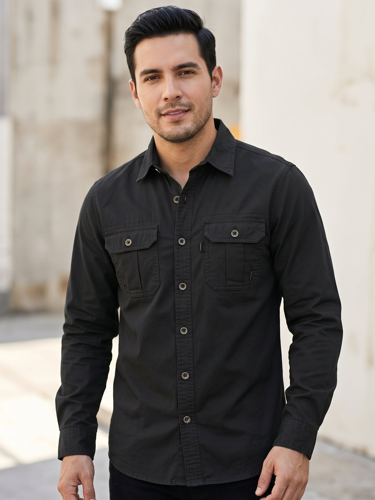 Camisa slim fit negro - modelo lifestyle