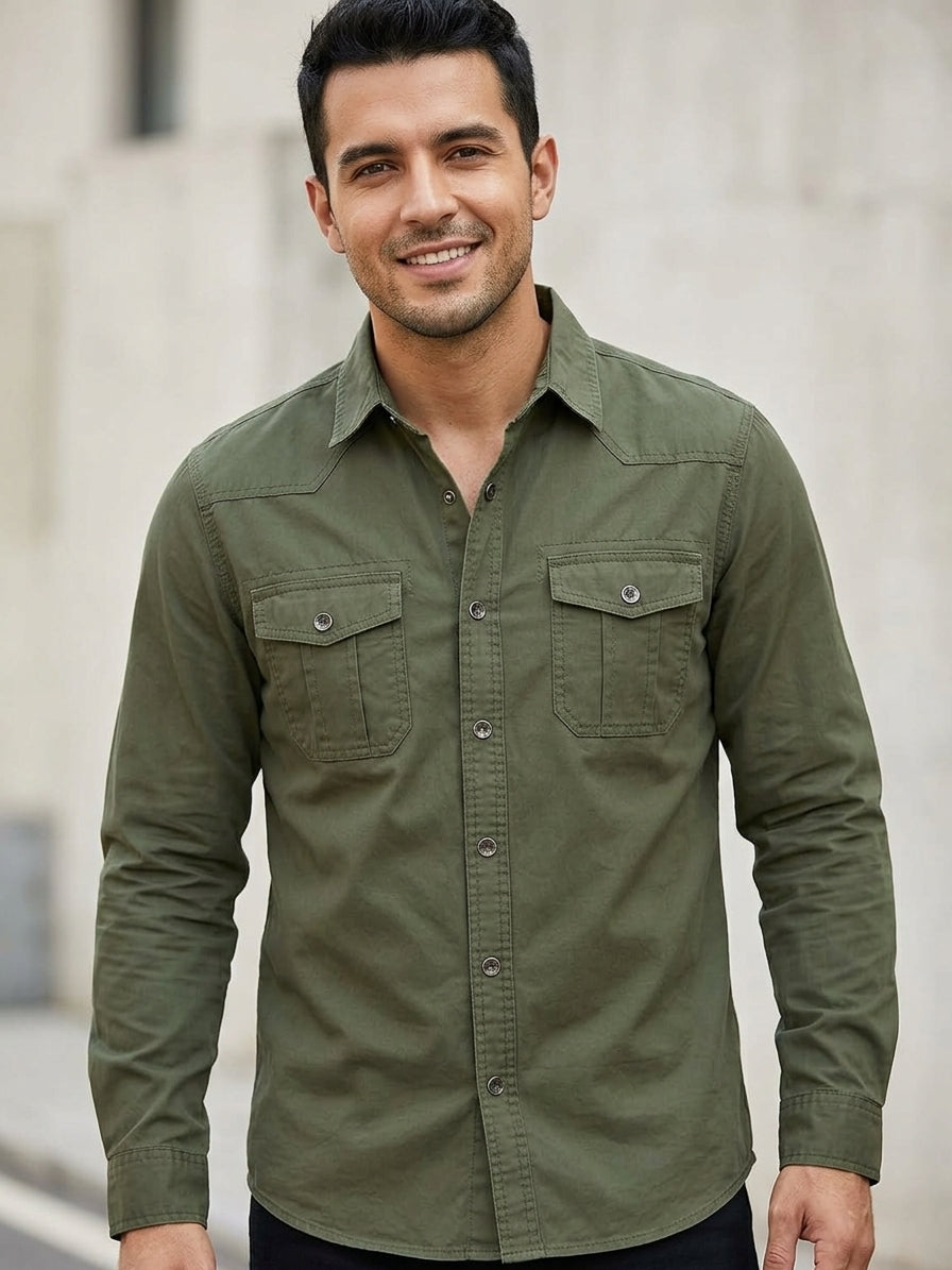 Camisa slim fit verde militar - modelo lifestyle