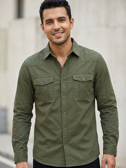 Camisa slim fit verde militar - modelo lifestyle